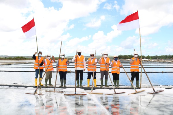 Asisten Deputi Bidang Industri Pupuk dan Pangan Meninjau Langsung Proses Produksi Garam dari Hulu hingga Hilir