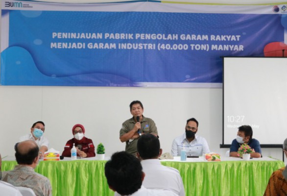 Deputi Bidang Koordinasi Sumber Daya Maritim Lakukan Tinjauan Lapangan di Pabrik Pengolah Garam Rakyat di Manyar-Gresik