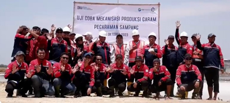PT Garam Gelar Panen Bersama dan Uji Coba Mekanisasi Panen Garam di Sampang