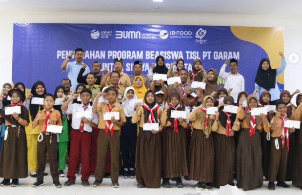 PENYERAHAN PROGRAM  BEASISWA TJSL PT GARAM  UNTUK SISWA BERPRESTASI TINGKAT SD, MI, SMP DAN SMK DI SUMENEP BULAN JANUARI - JUNI 