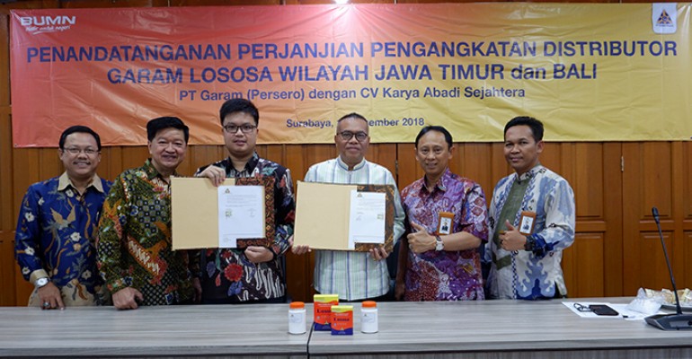 Penandatangan perjanjian pengangkatan distributor garam lososa wilayah Jawa Timur dan Bali